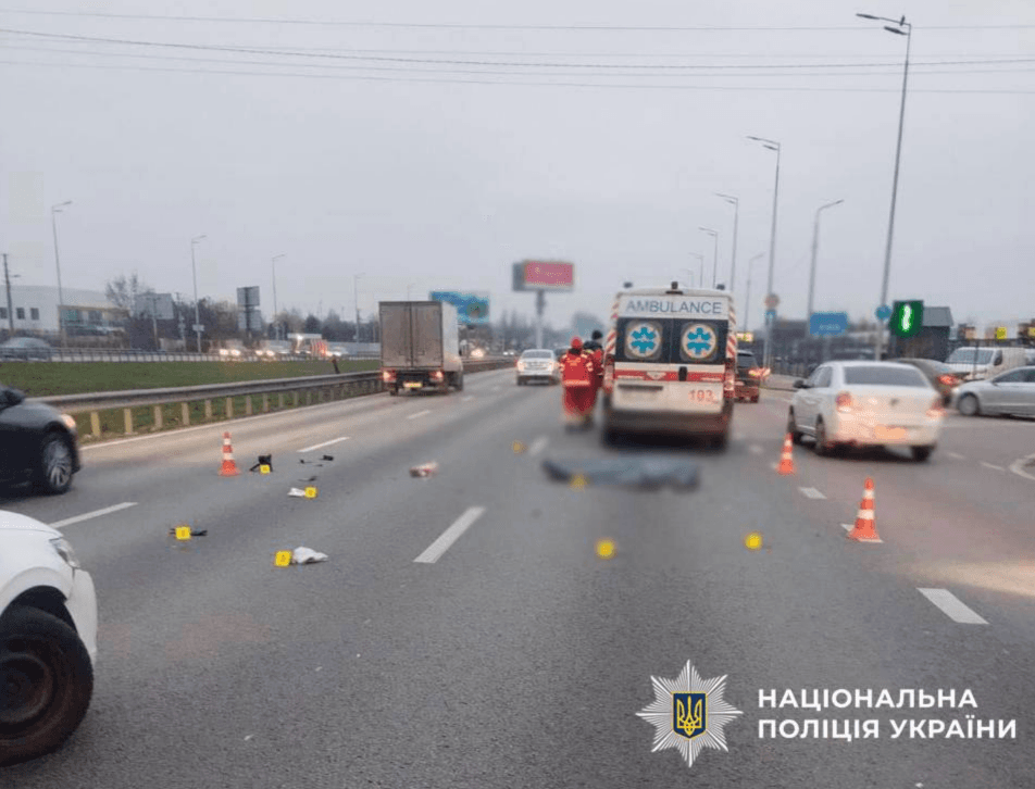 На Кільцевій дорозі вантажівка на смерть збила жінку