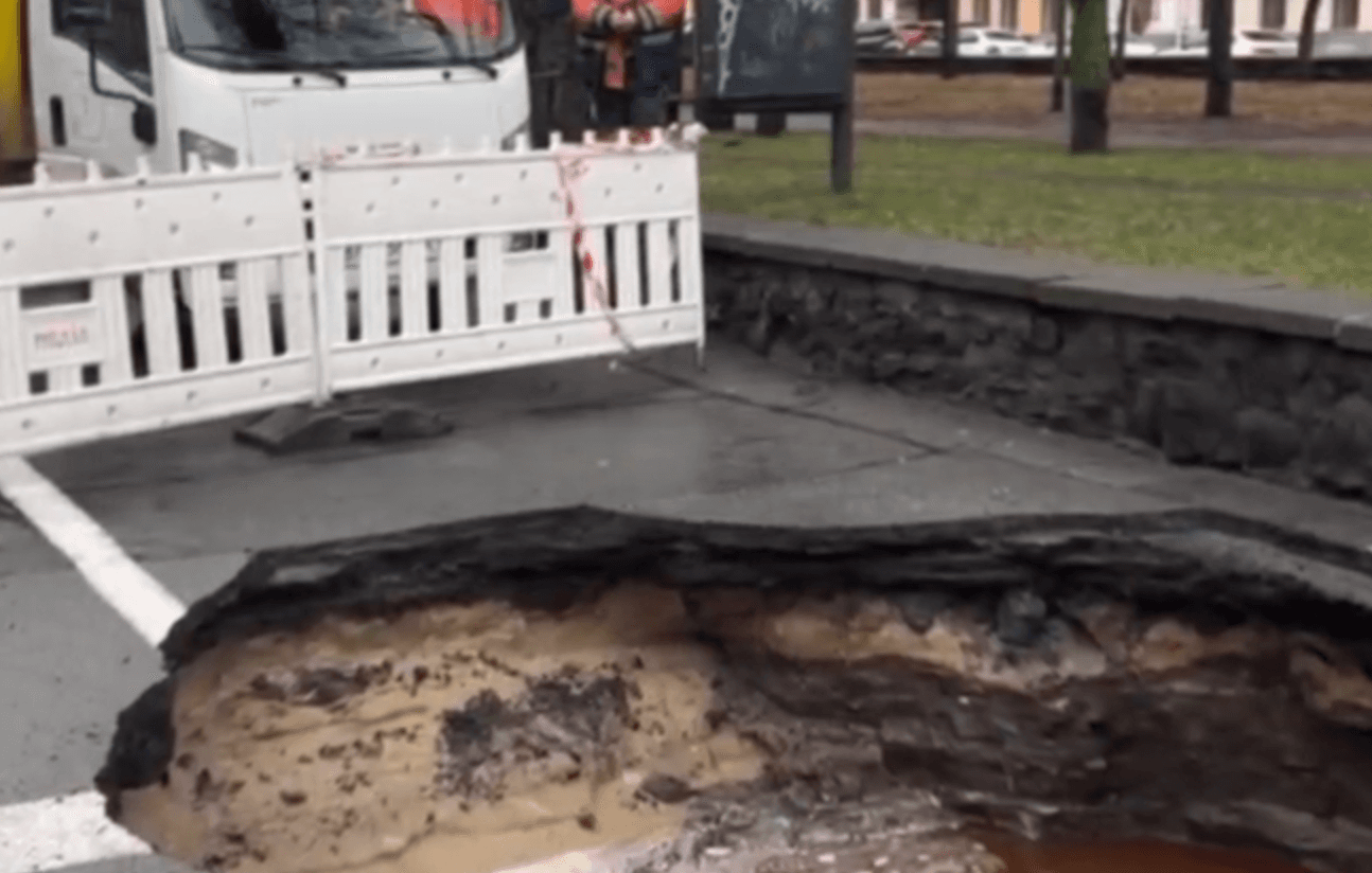 На столичному Подолі на дорозі утворилося провалля