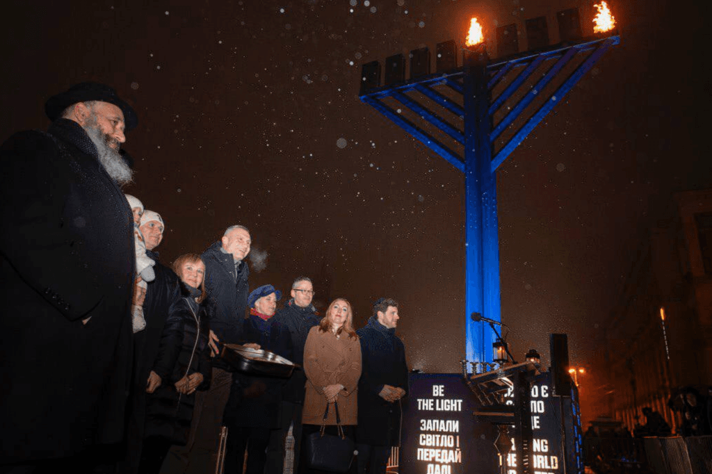 Кличко запалив першу свічку на Ханукії, встановленій на Майдані Незалежності