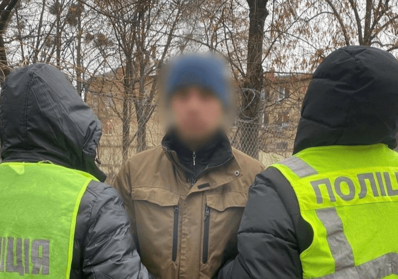 Пограбував супермаркет та погрожував охоронцю зброєю: у Києві затримали злодія