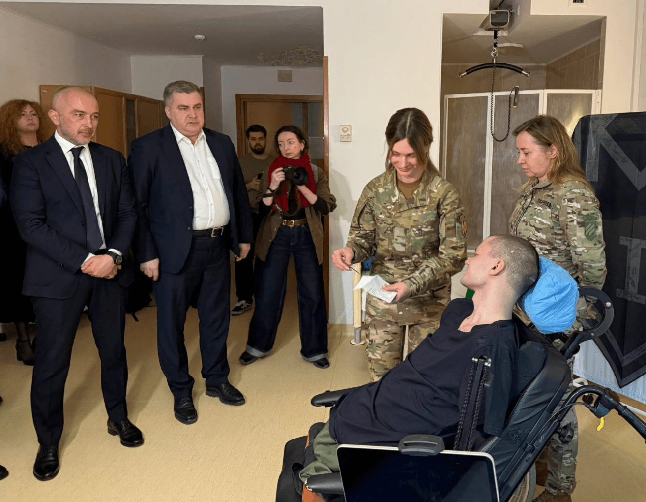 Після скандалу у «Приваті» голова НБУ особисто привіз банківську картку військовому