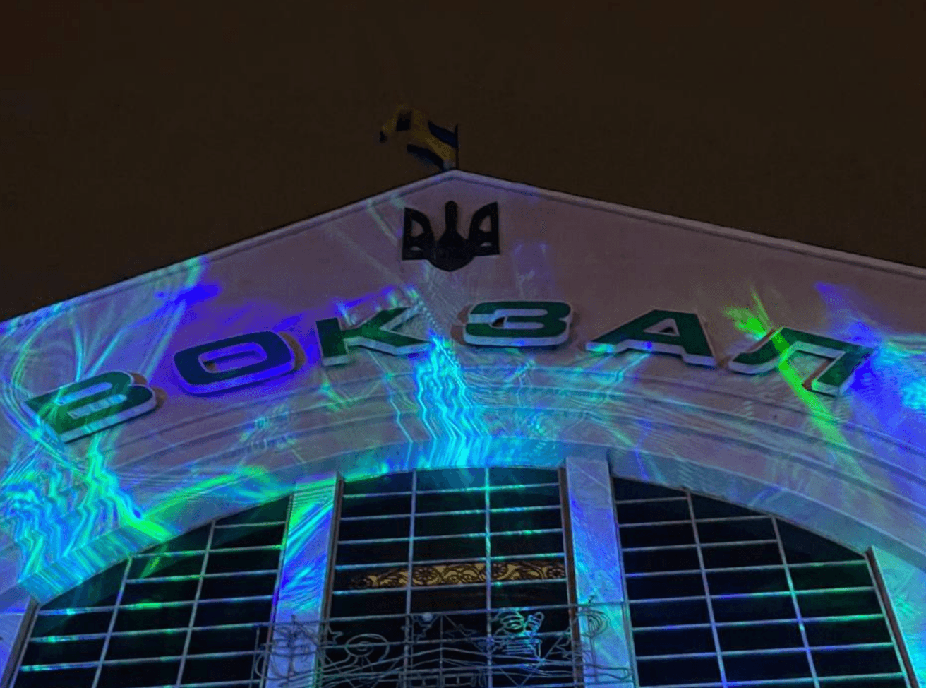 Фасад столичного Центрального вокзалу засяяв по-новому