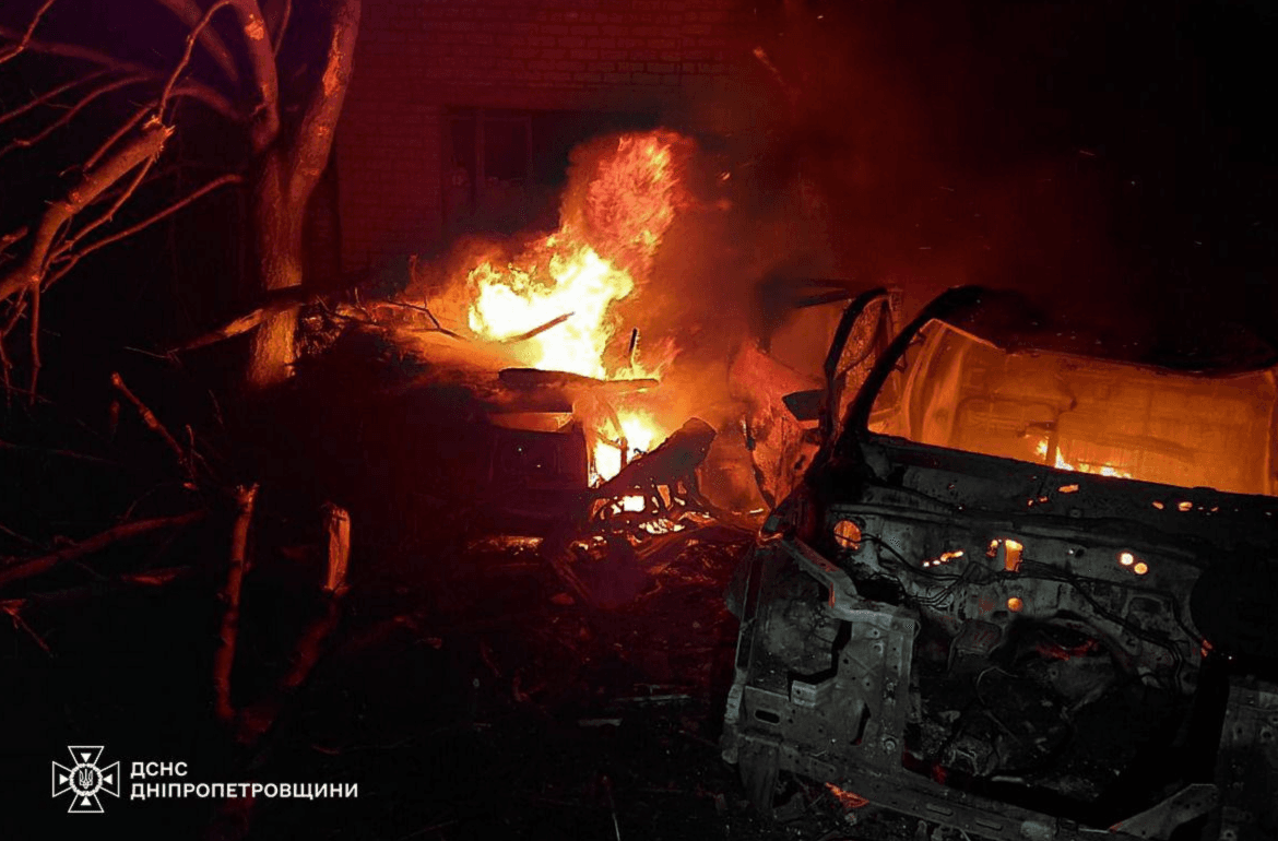 Ворог атакував Дніпропетровщину: пошкоджені адмінбудівлі, багатоповерхівки та автівки