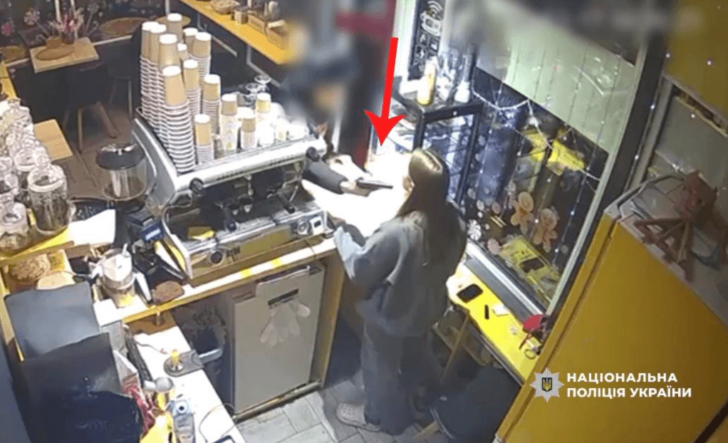 У Дніпровському районі молодик з пістолетом погрожував працівниці кав’ярні та вимагав віддати гроші