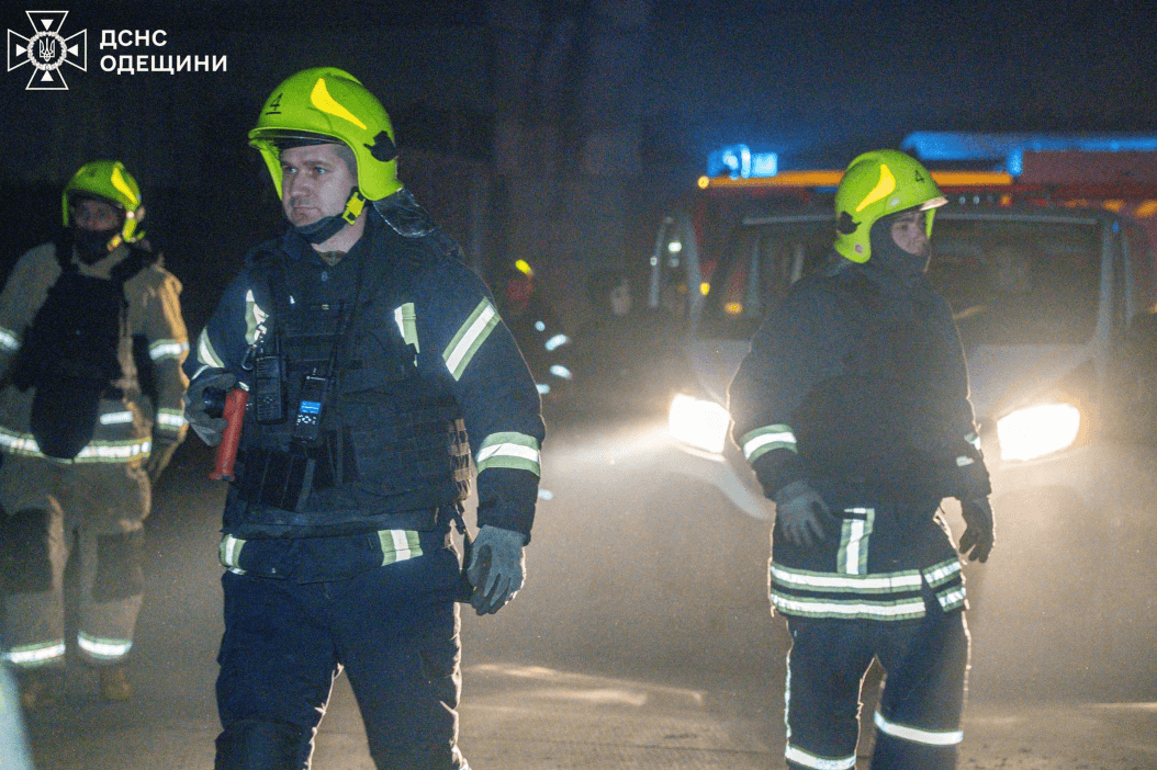 Росіяни атакували енергетику та порти Одещини: жителі регіону знову без світла