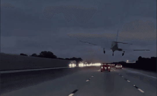 У Флориді легкомоторний літак під час аварійної посадки зіткнувся з автомобілем