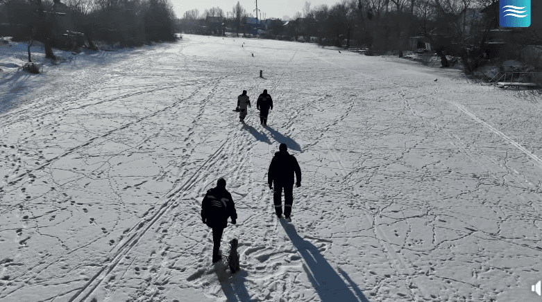 На водоймах Києва рятують рибу від замору