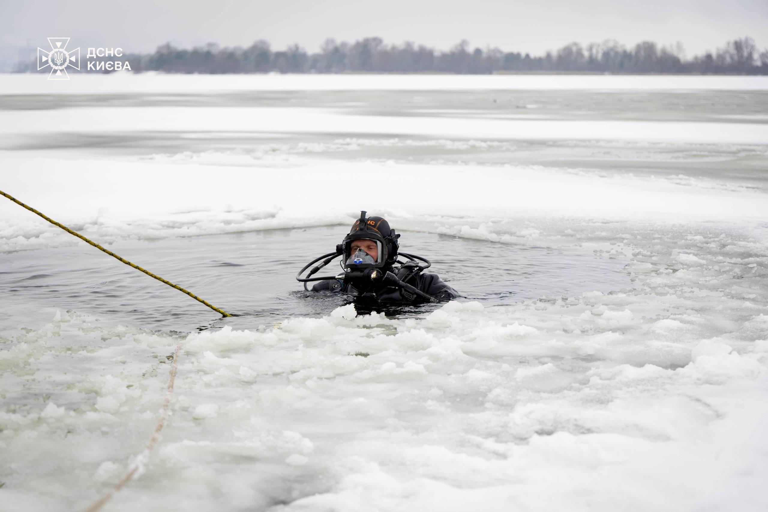 Водолази ДСНС дістали з Дніпра уламки ворожого дрона