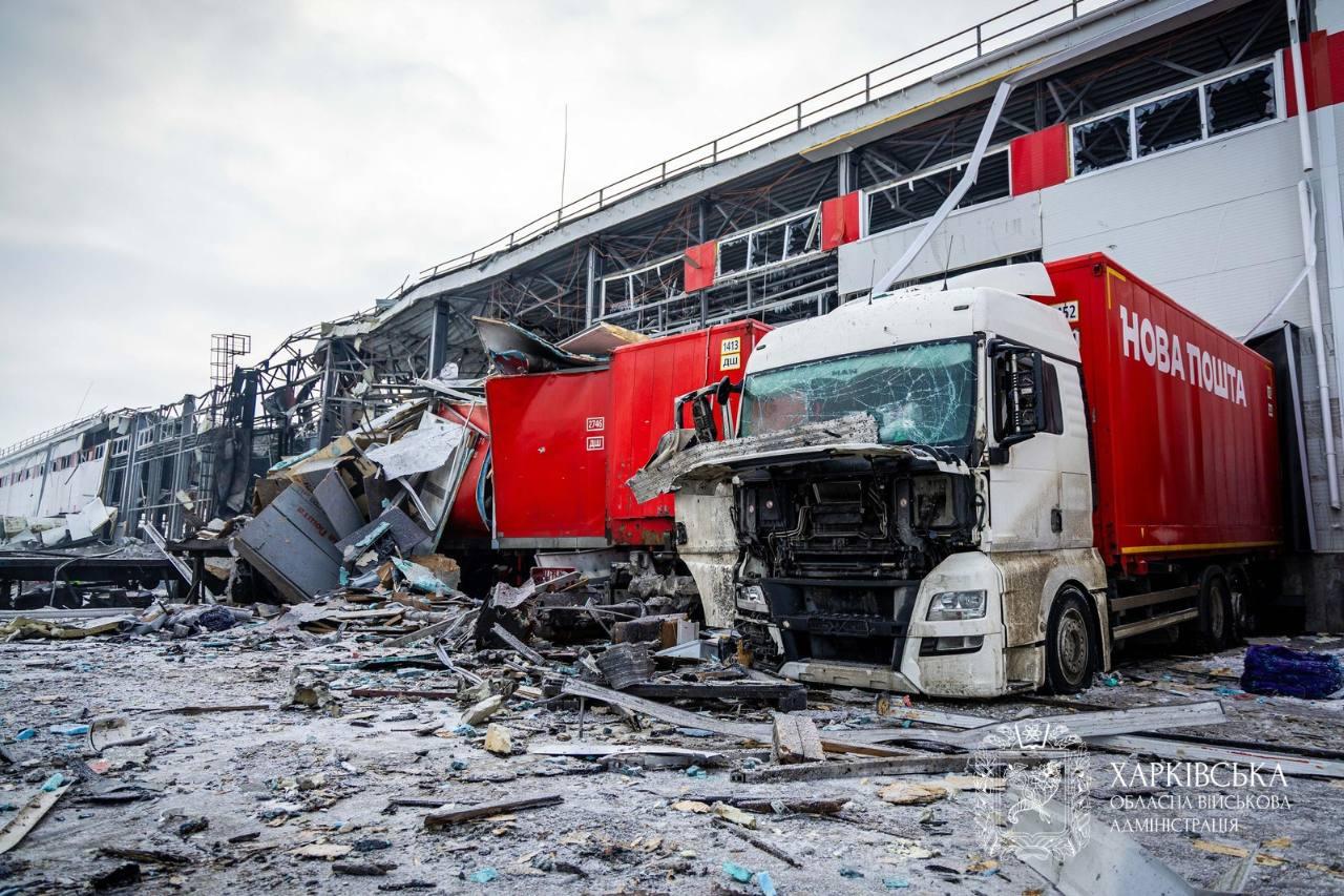 Росіяни вчетверте зруйнували термінал «Нової пошти» у передмісті Харкова: є загиблі та поранені