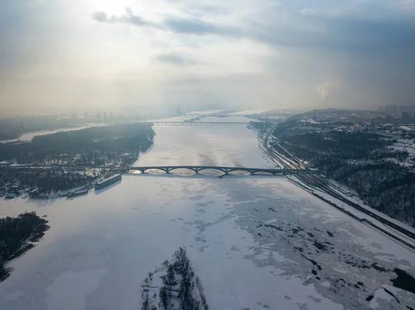 Киянам радять зачинити вікна і не виходити на вулицю: через нічну ворожу атаку утворився смог