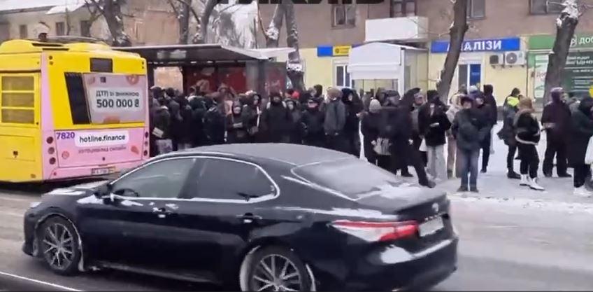 Через сильні снігопади рух містом сповільнений, люди годинами стоять на зупинках транспорту