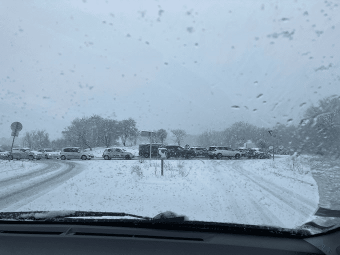 Снігопад паралізував рух в Амстердамі та Парижі (відео)