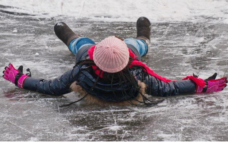 Надворі ожеледиця: що робити, якщо впали на льоду по дорозі – рекомендує МОЗ