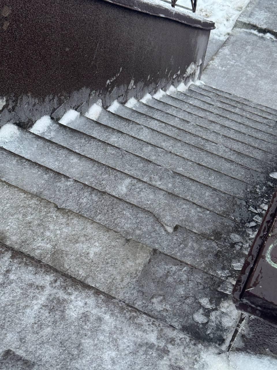 Київ скував крижаний дощ: дороги перетворилися на «ковзанку», тролейбуси №12 і №45 затримуються