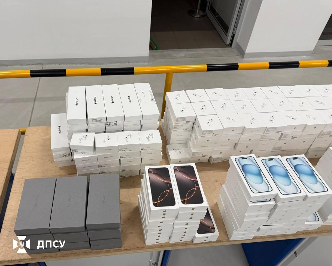 Контрабанда на понад 35 млн грн: на Львівщині зупинили автобус із технікою Apple