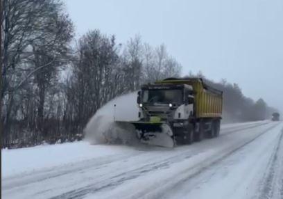 Водіїв закликають бути обережними за кермом: шляхи засипало снігом, прибирає техніка