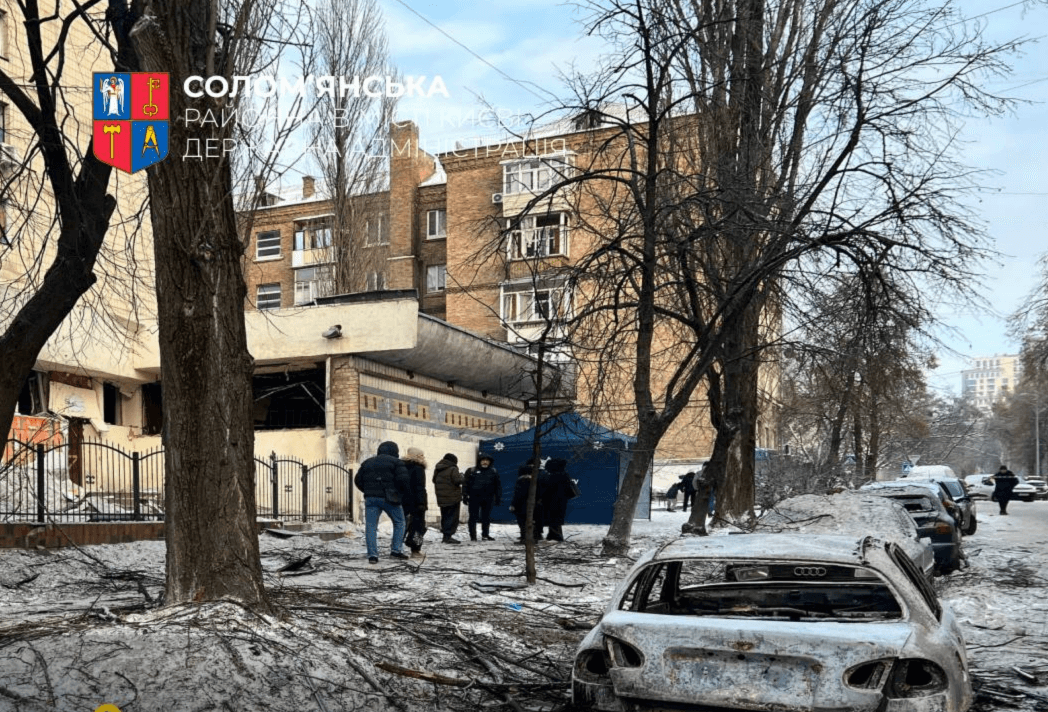 На Солом’янці внаслідок атаки пошкоджені заклади освіти та авто: працює Штаб допомоги 