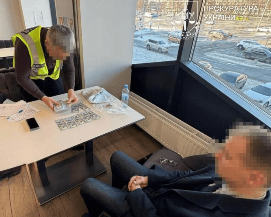 У Києві адвокат обіцяв клієнту за 25 тис. дол. зняти його з військового обліку