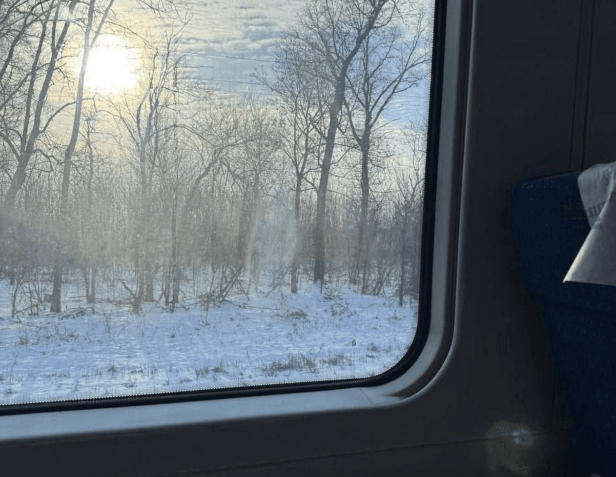 Поїзд Київ–Харків зупинився посеред поля через відсутність напруги