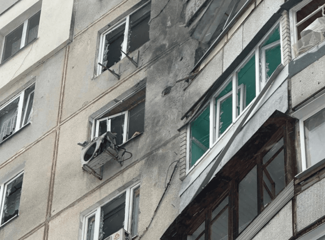 Росіяни вдарили безпілотниками по Харкову: постраждала жінка