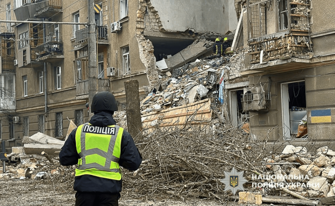 В Одесі внаслідок атаки постраждали 23 особи, під завалами зруйнованих будинків шукають людей