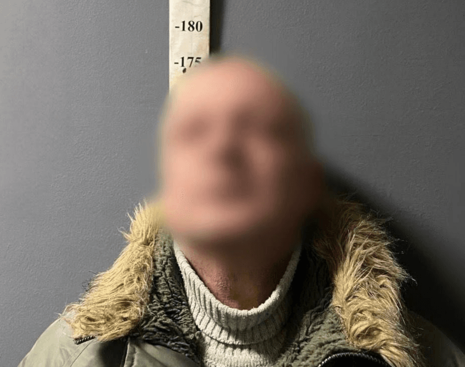 Киянин побив консьєржку за те, що попросила його не сидіти на підлозі