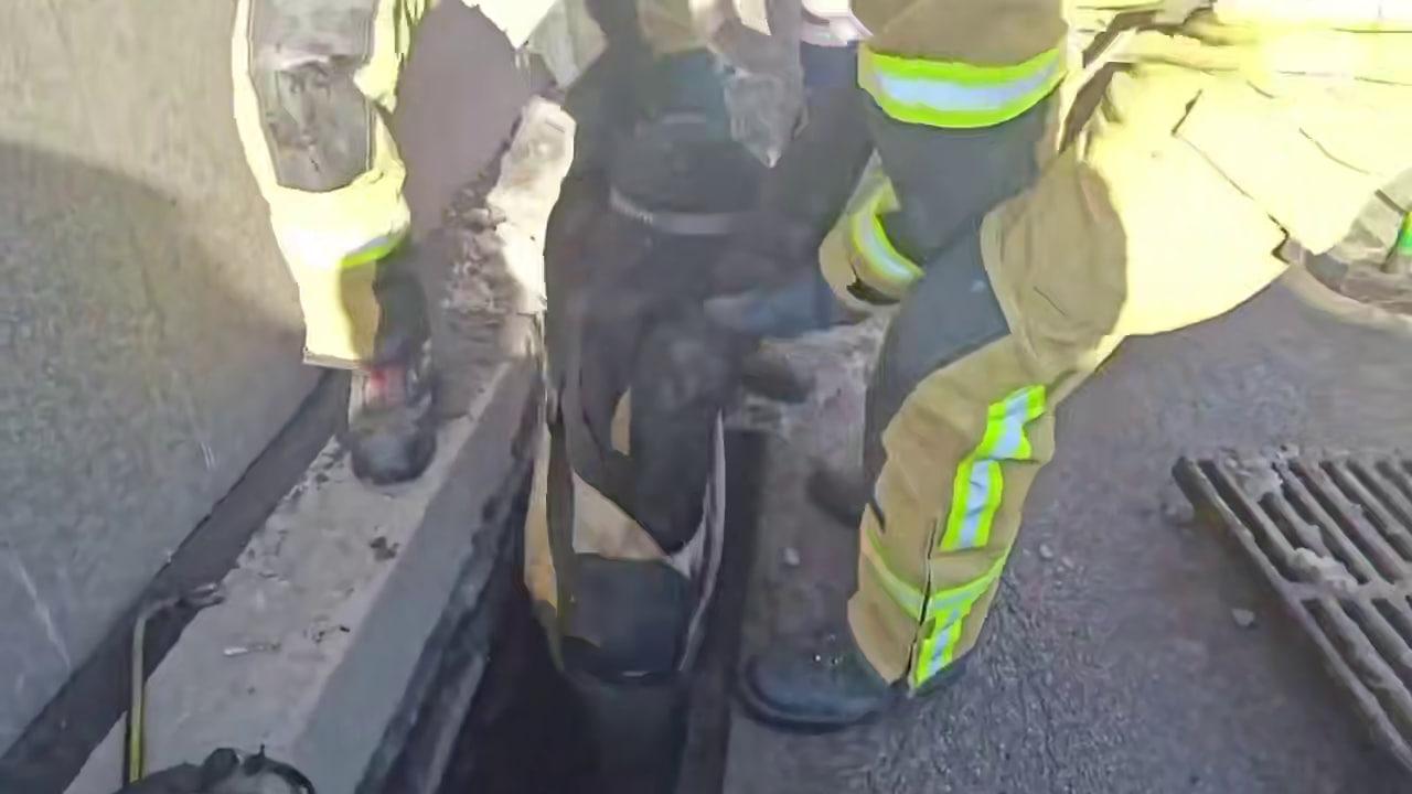 Із зливної каналізації під Хрещатиком дістали дітей