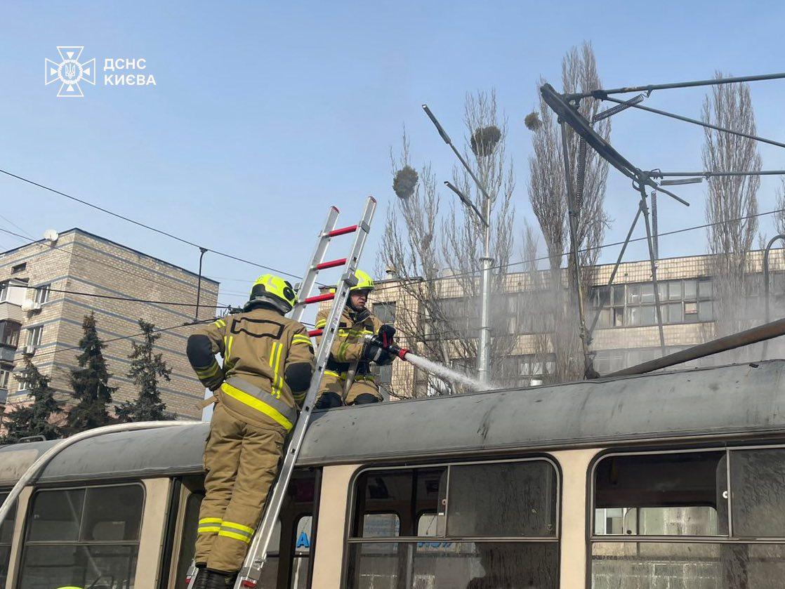 На Подолі під час руху загорівся трамвай