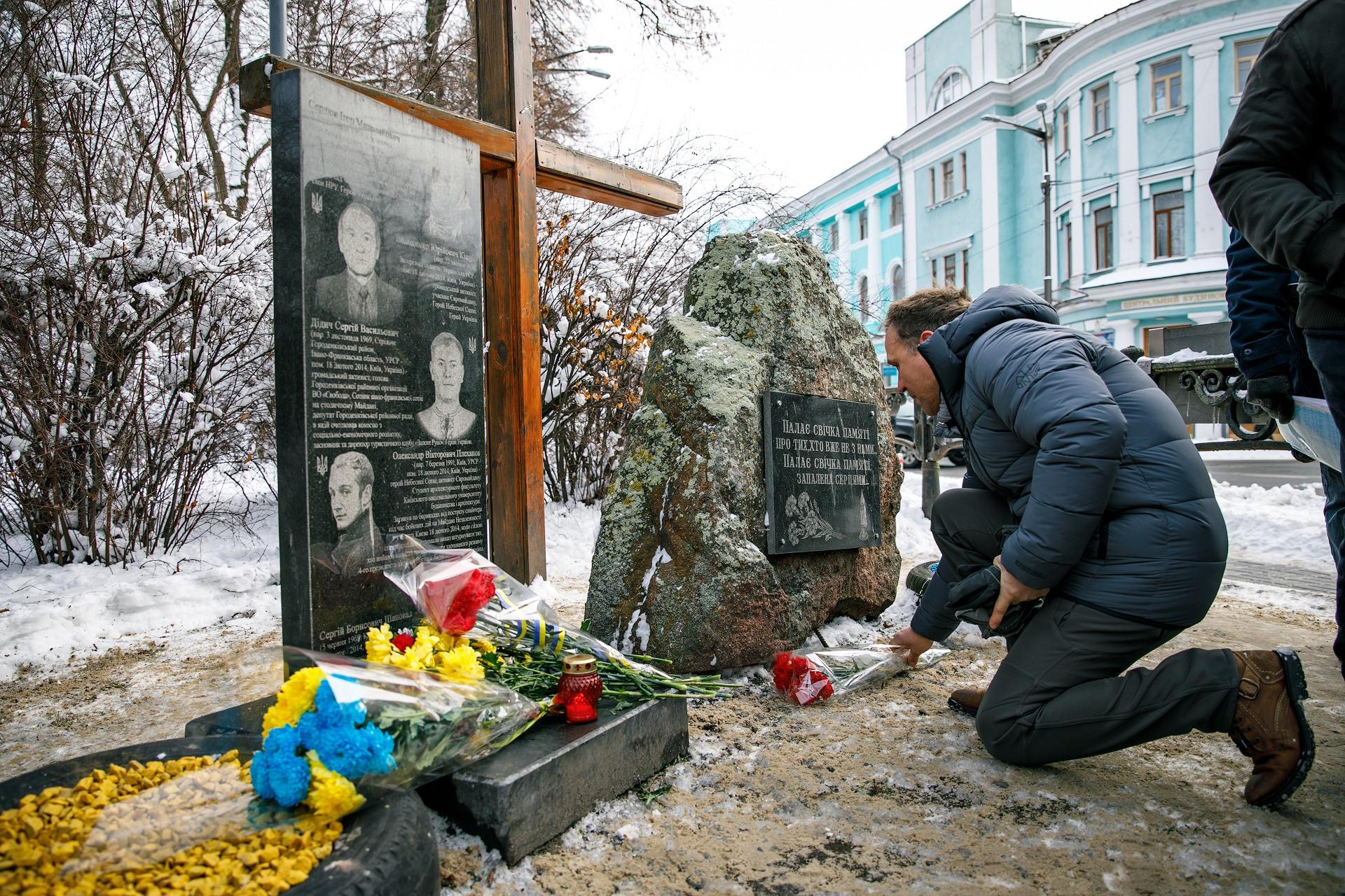 У Маріїнському парку вшанували загиблих учасників мирної ходи до Верховної Ради 18 лютого 2014 року