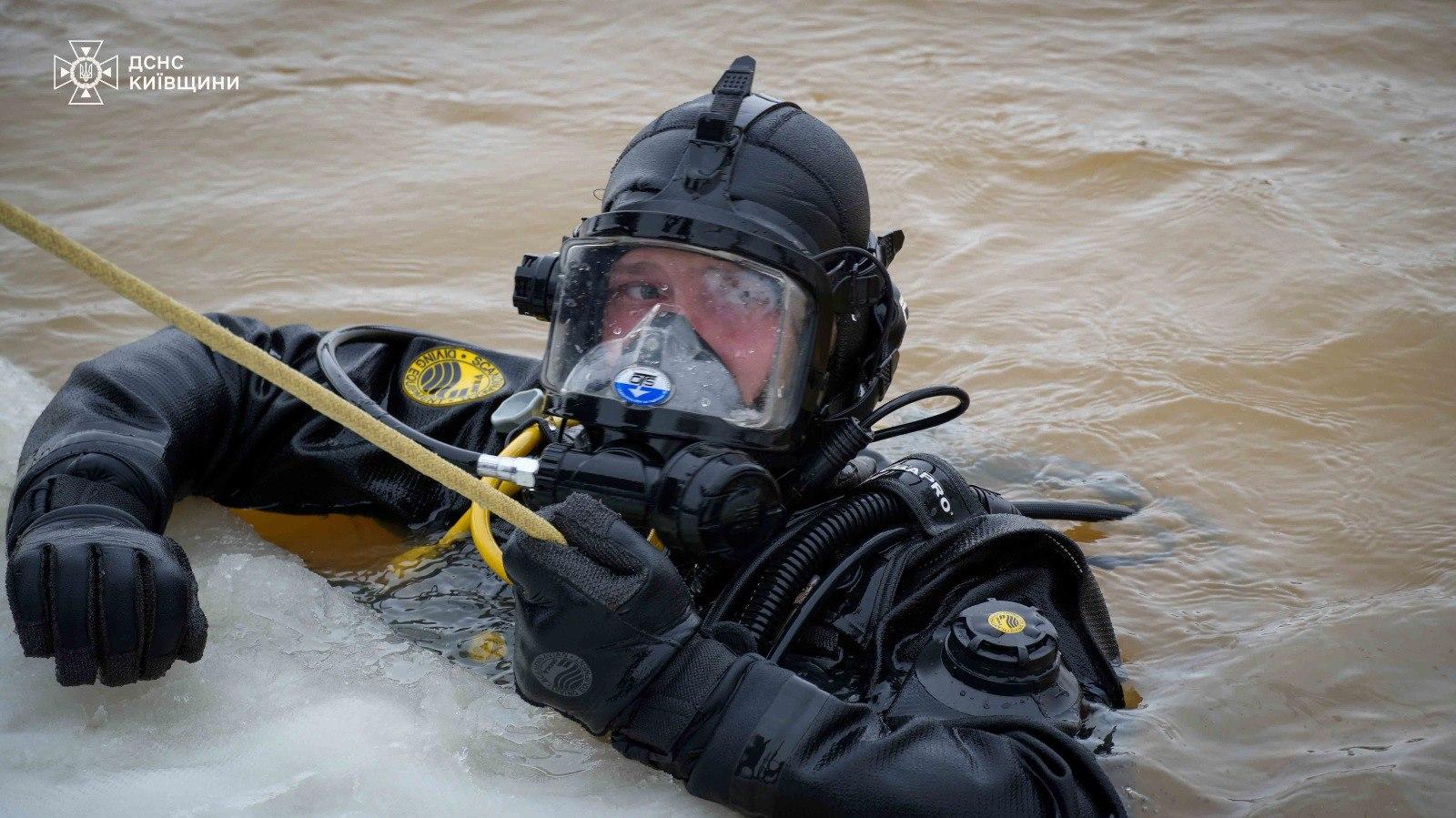 На Київщині сьомий день шукають водія, який провалився з автівкою під лід