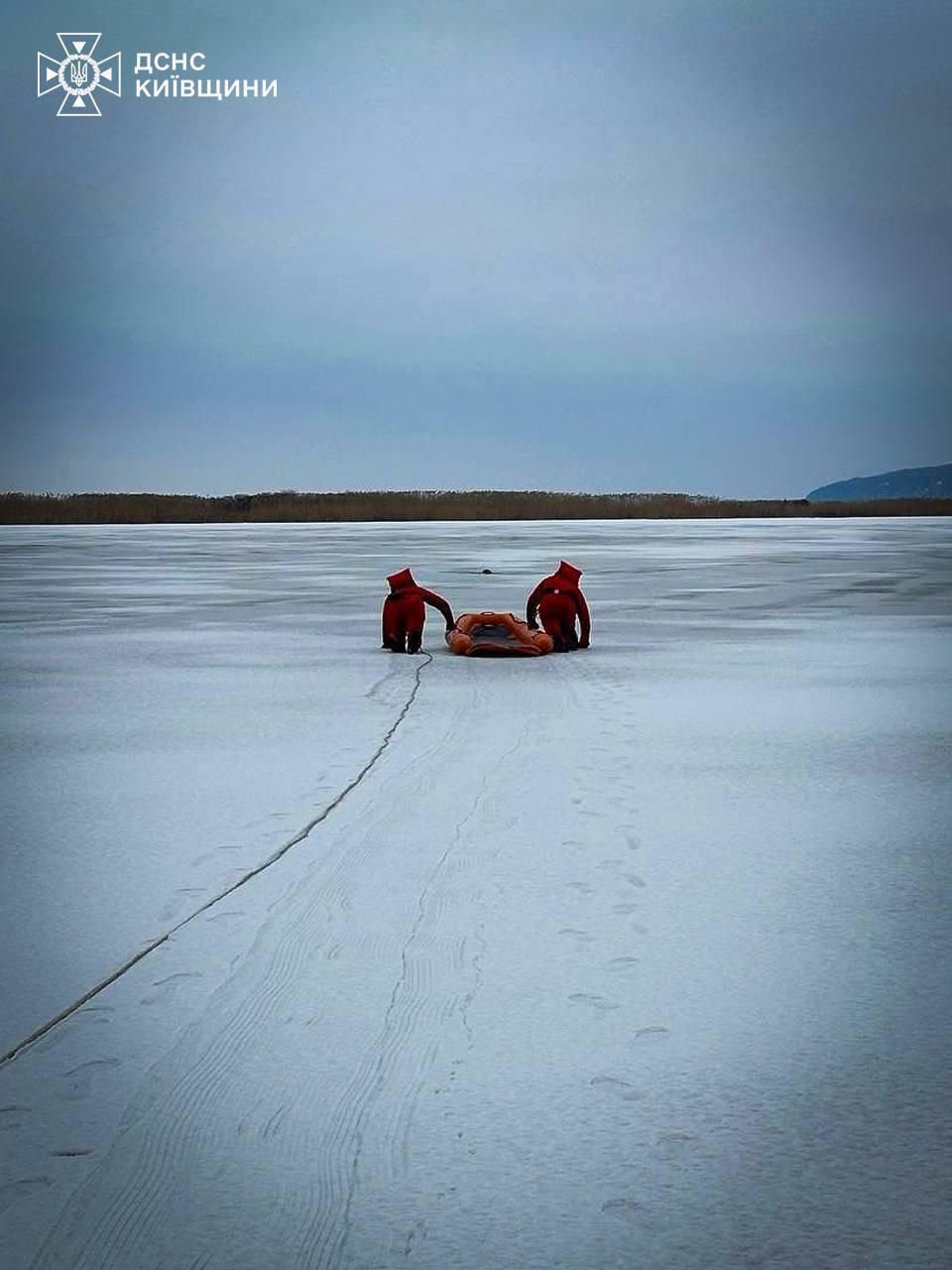 На Київщині врятували собаку з крижаної пастки