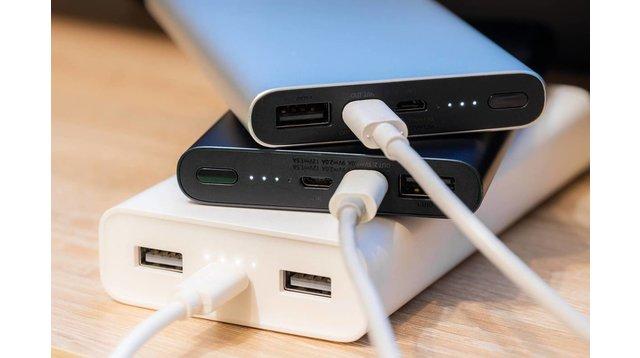 В Одесі павербанк вибухнув у ліжку, коли дівчина спала