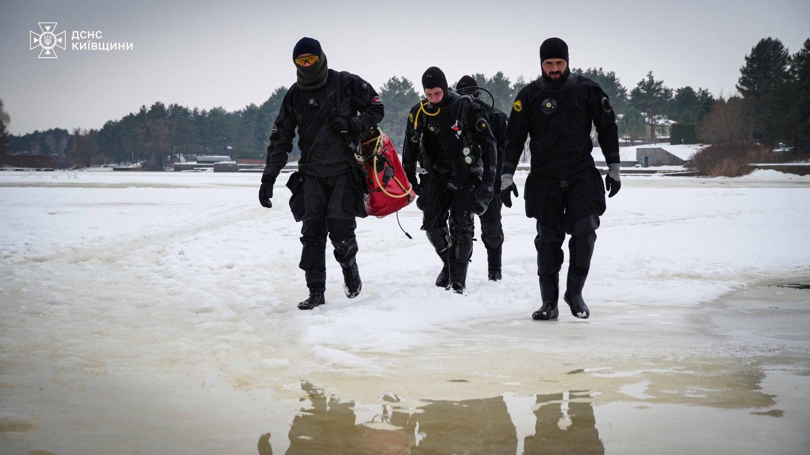 Водолази вже тиждень шукають водія автівки, яка провалилася під лід на Київщині (відео)