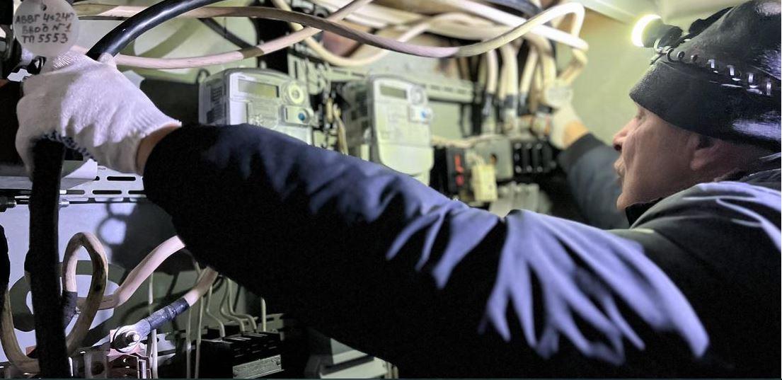 У київських підвалах та на холодних вулицях: як сантехніки й електрики рятують житлові будинки від морозів і знеструмлення