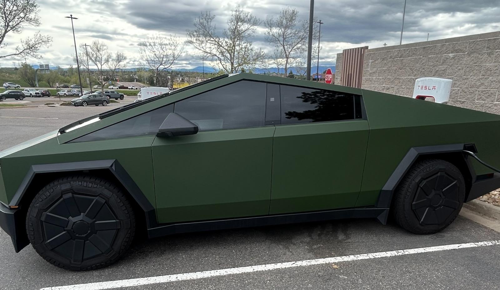 Tesla представила дешевшу версію Cybertruck та знизила ціну на Cyberbeast