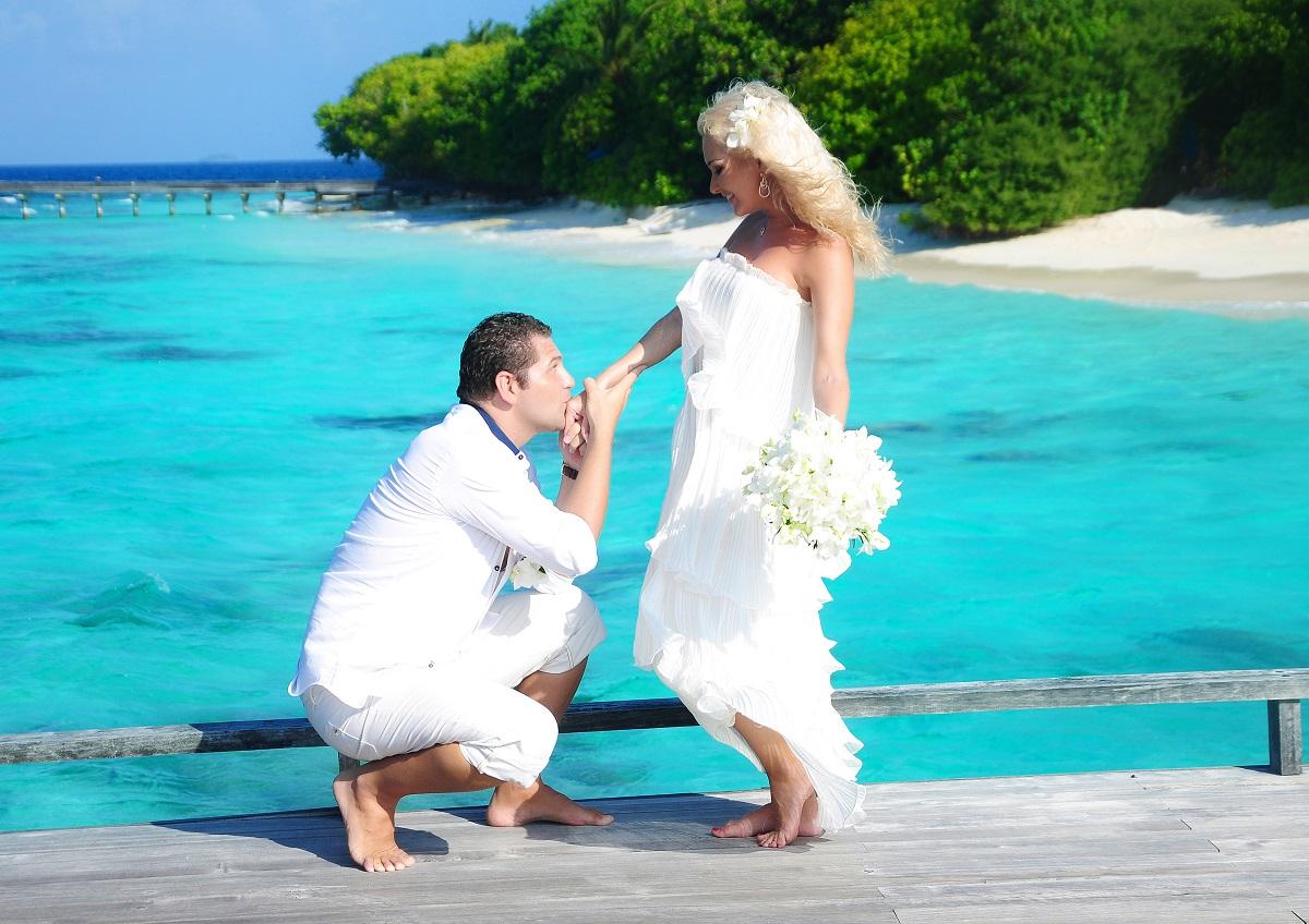 «Про любов я просила Бога» — Катерина Бужинська презентує особливу пісню до річниці заручин із чоловіком