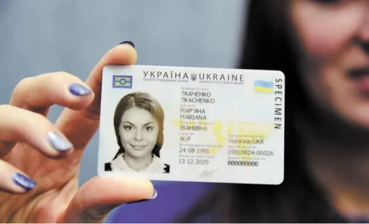 Оформили паспорт в Україні, але не встигли забрати – як отримати закордоном