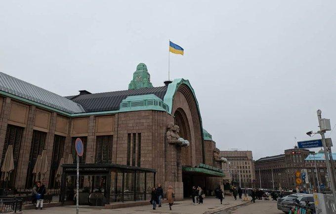 Українські прапори та підсвітка у центрі Гельсінкі до 4-ї річниці повномасштабної війни
