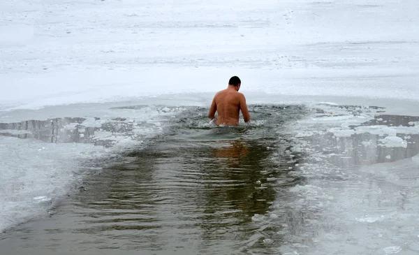 Багатодітний батько встановив рекорд України під кригою (відео)