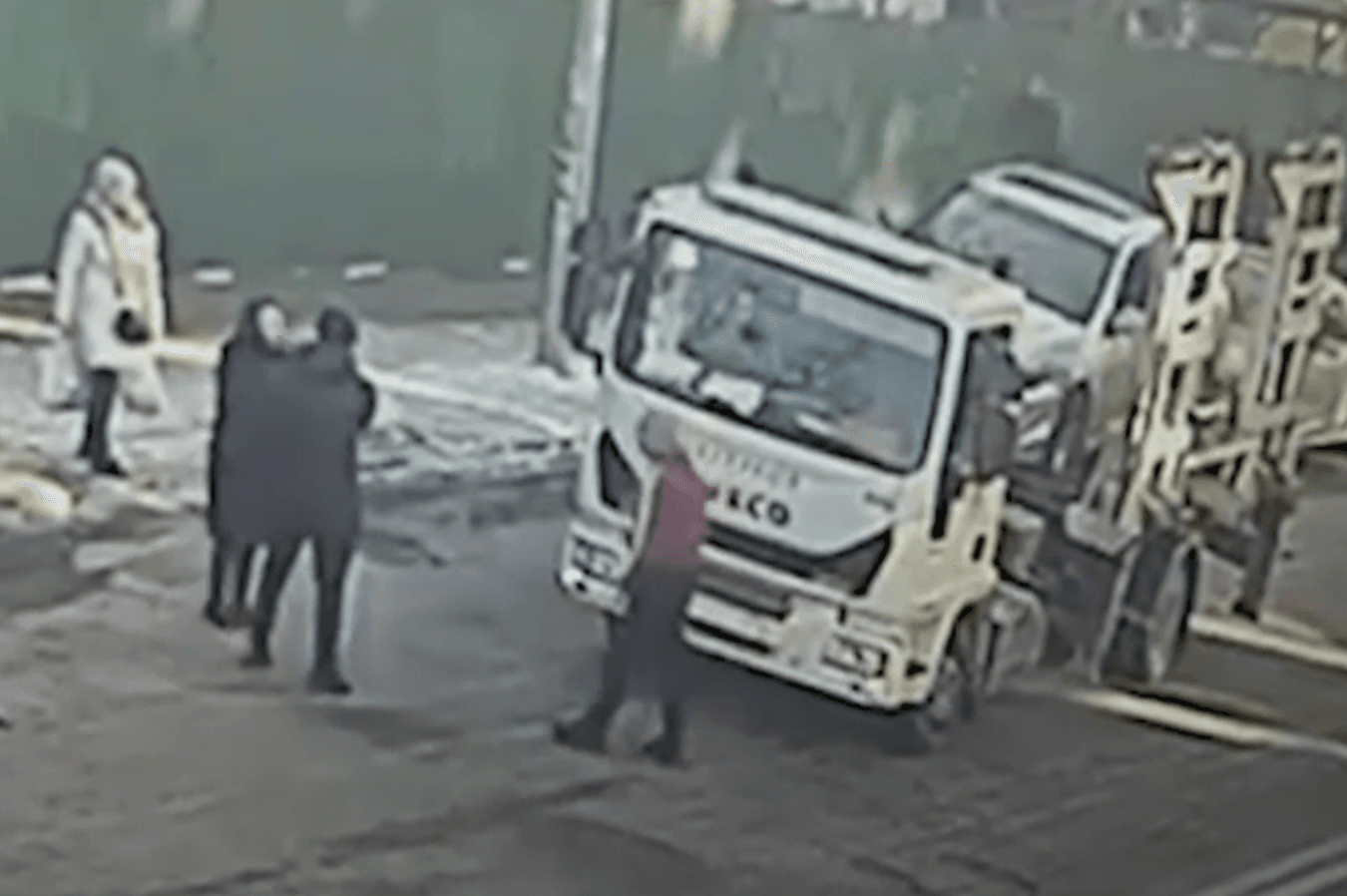 На Печерську порушник побив водія евакуатора: чоловік у важкому стані