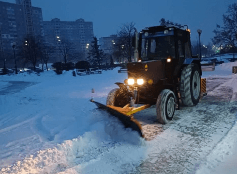 Більше 250 машин з ночі прибирають сніг на дорогах Києва