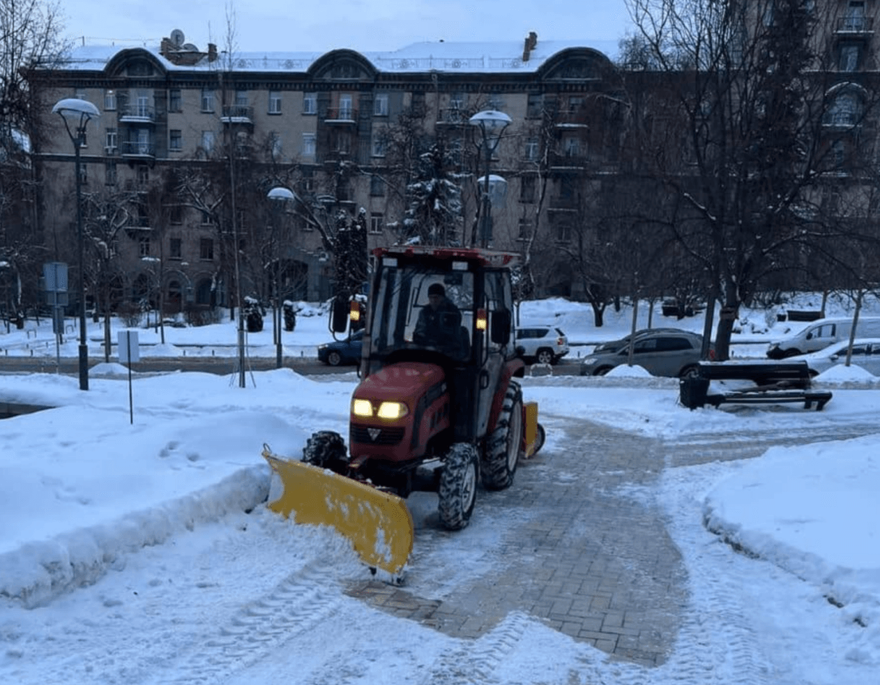 Міська влада повідомила, скільки машин зараз прибирають сніг у Києві