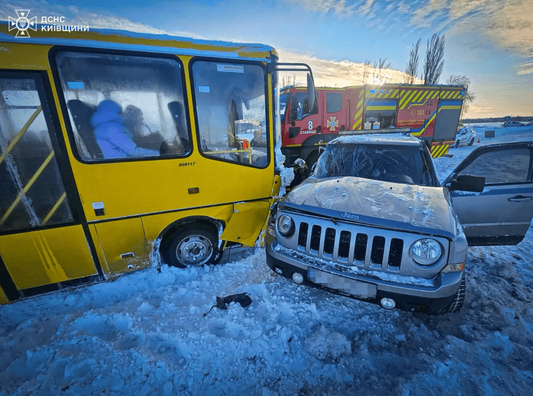 Шкільний автобус потрапив у ДТП на Київщині: є постраждалі