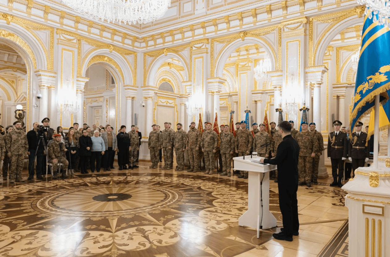 Зеленський відзначив держнагородами гвардійців, рятувальників та поліцейських
