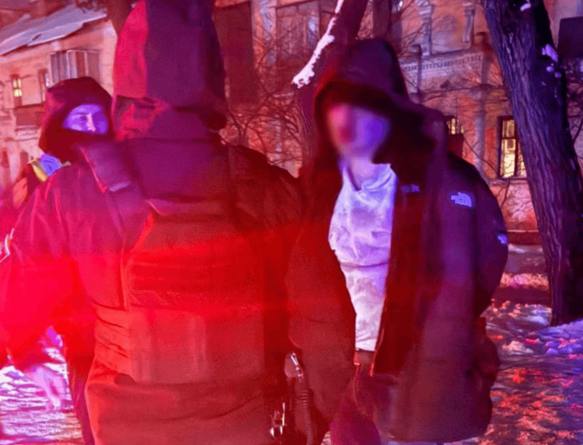 У Києві чоловік канцелярським ножем порізав 17-річному хлопцю обличчя