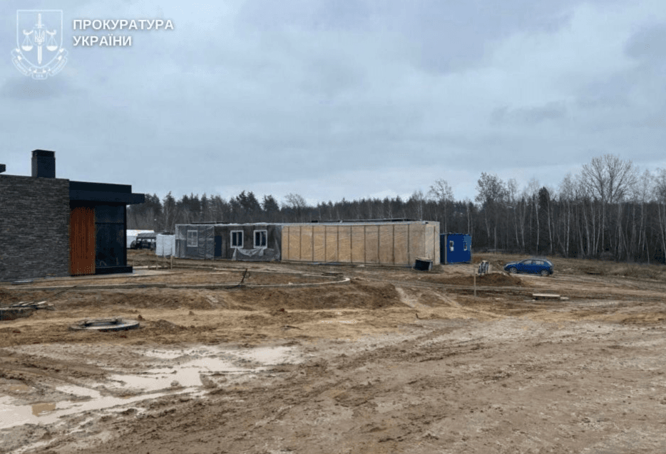 Підприємець привласнив гроші благодійників, які фінансували зведення модульних будинків на Київщині