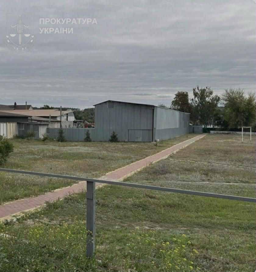 На Київщині прокурори викрили земельну схему, через яку чиновники фактично “відрізали” шматок шкільного стадіону