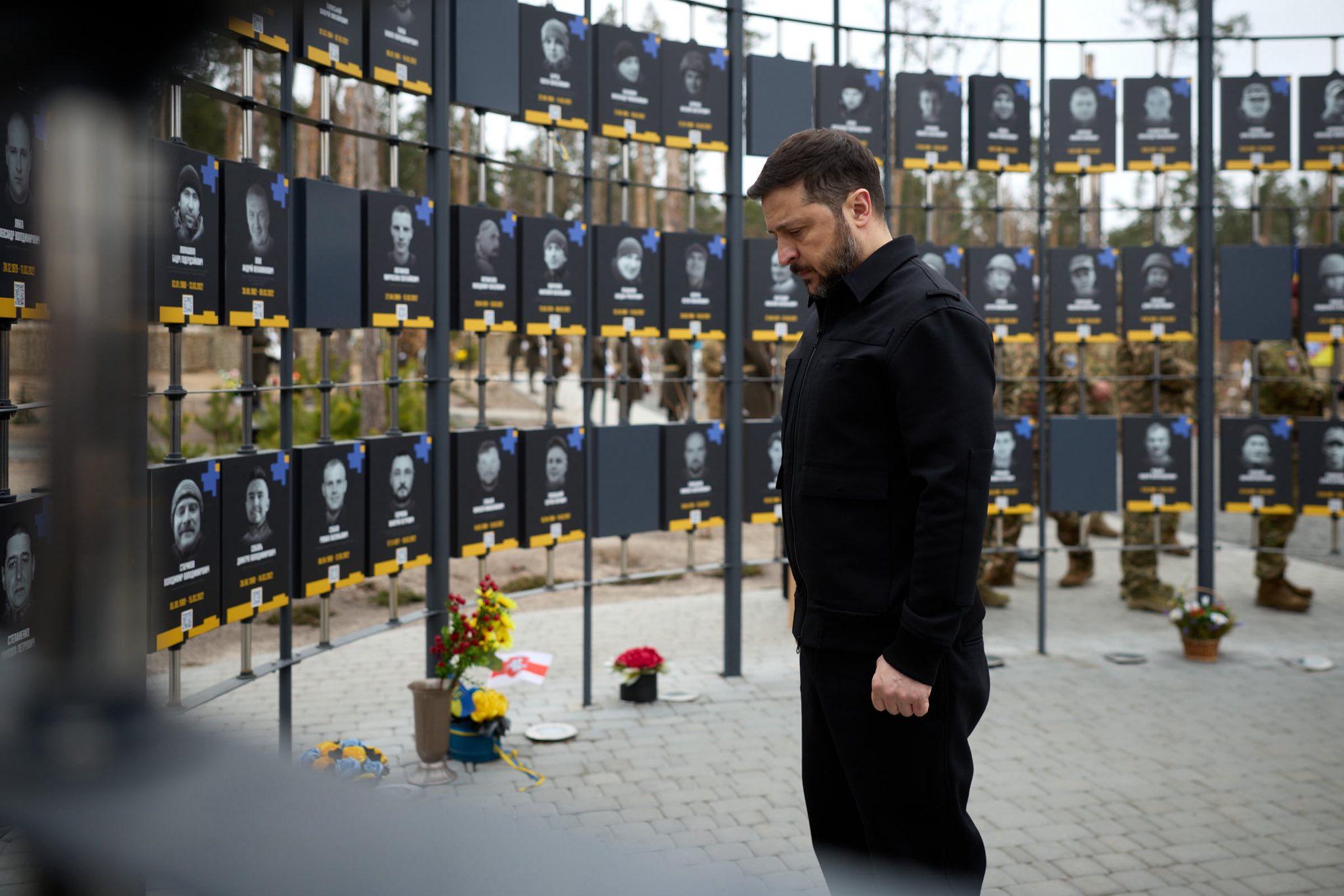 Зеленський з військовими вшанував пам’ять героїв оборони Мощуна