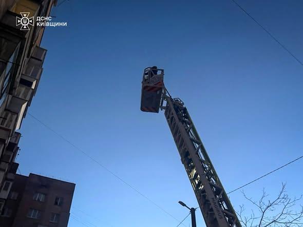 Рятувальникам на Київщині довелось знімати дівчину з 9-го поверху після екстремальних розваг