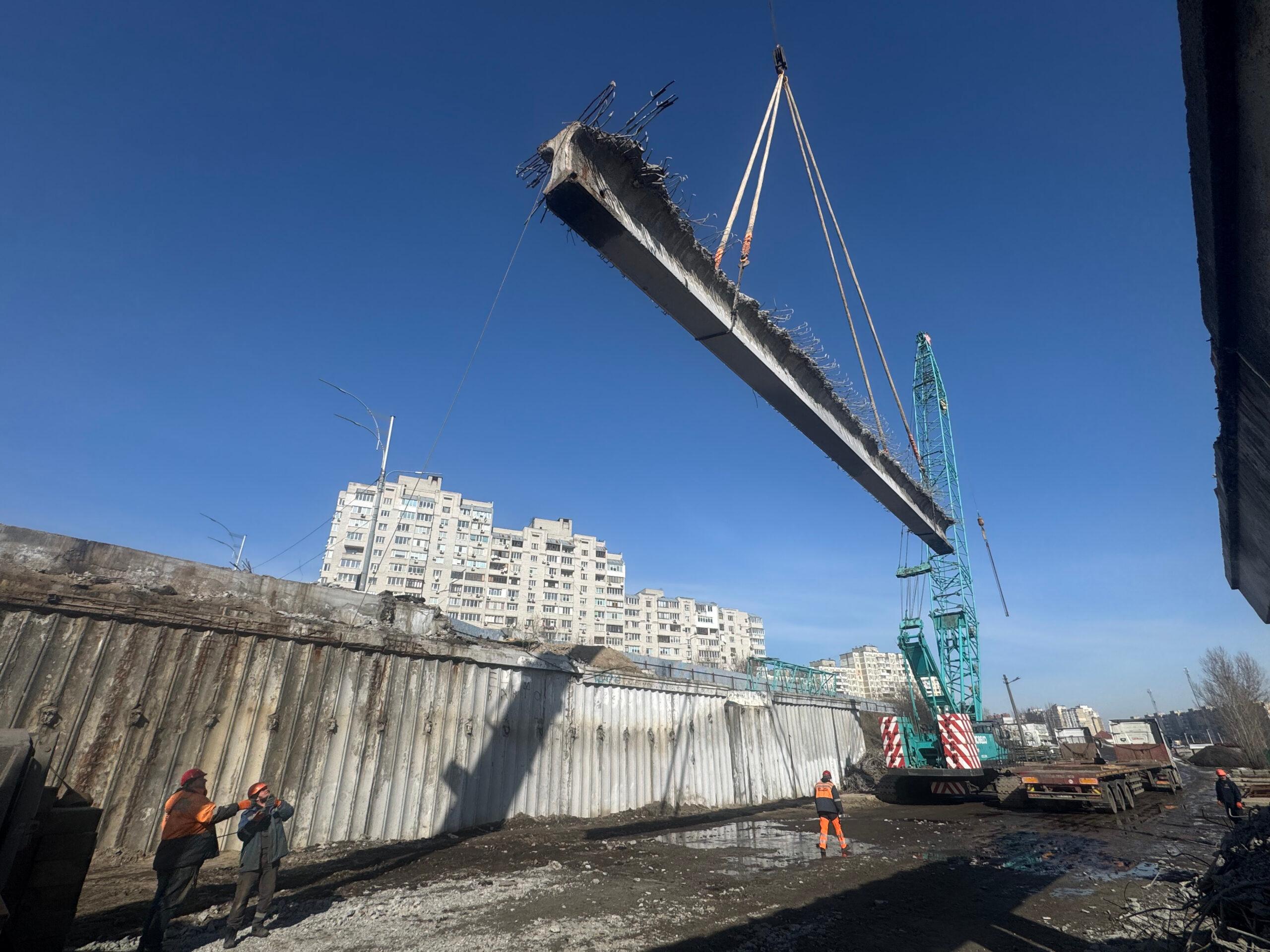 Капремонт шляхопроводу на вулиці Рейгана: дорожники вже розібрали та вивезли 51 балку